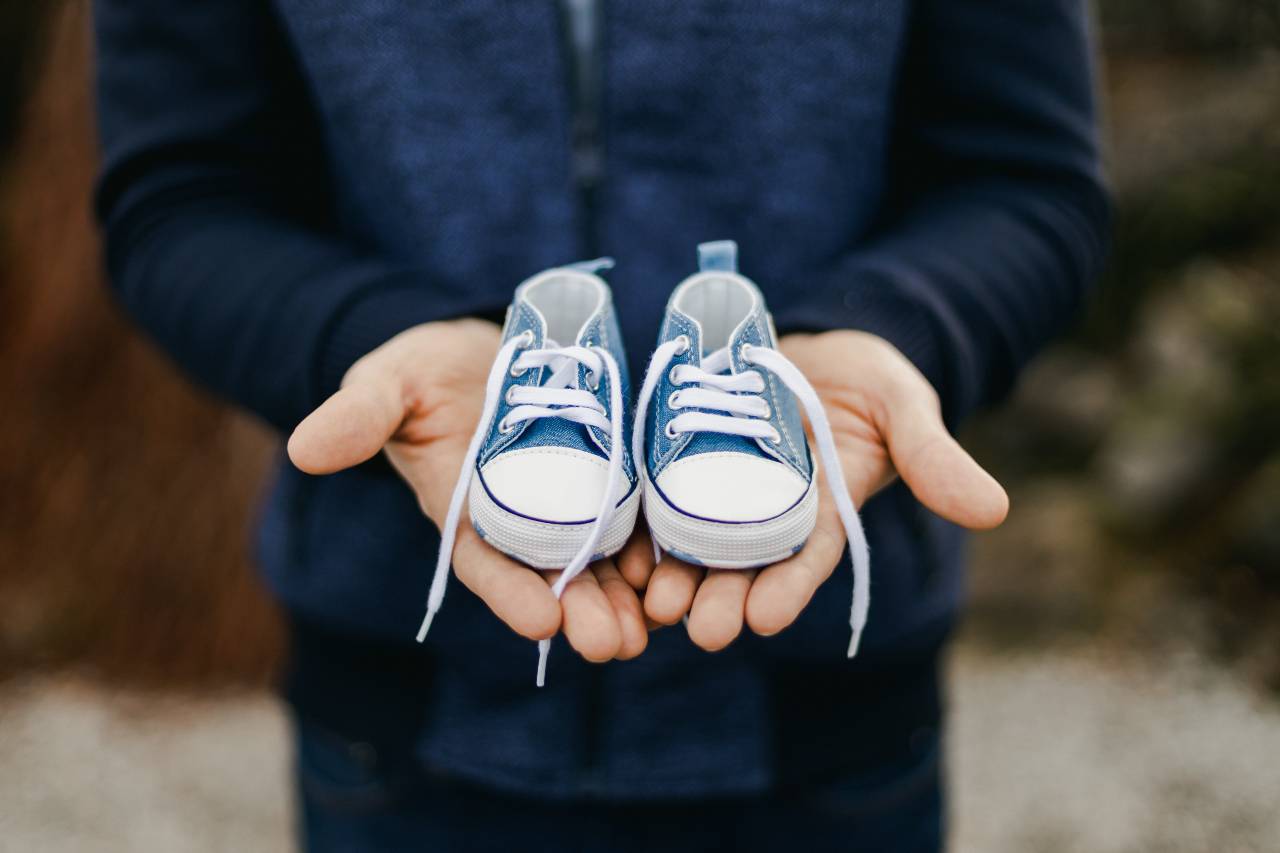 Do Babies Need Shoes or Socks to Walk? Barefoot vs Non-Slip Socks